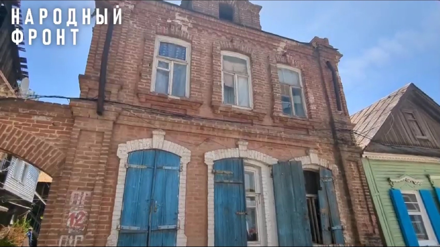 «Дырявым домом» из Астрахани, где провалилась девочка, заинтересовались в Москве