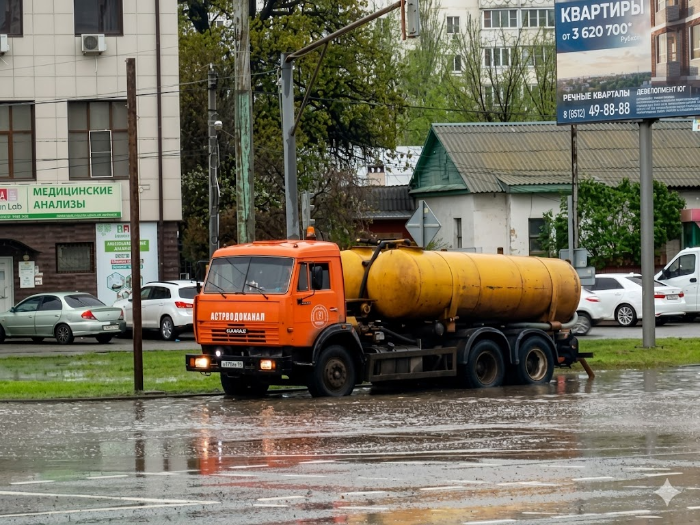 В Астрахани на борьбу с лужами вывели спецтехнику