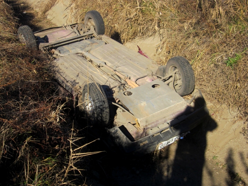 Под Астраханью опрокинулся автомобиль: погибло два человека