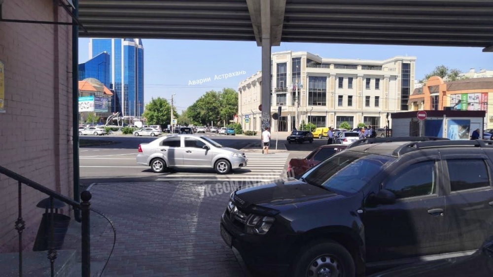 С Нового моста в Астрахани на пешеходный переход рухнула железка