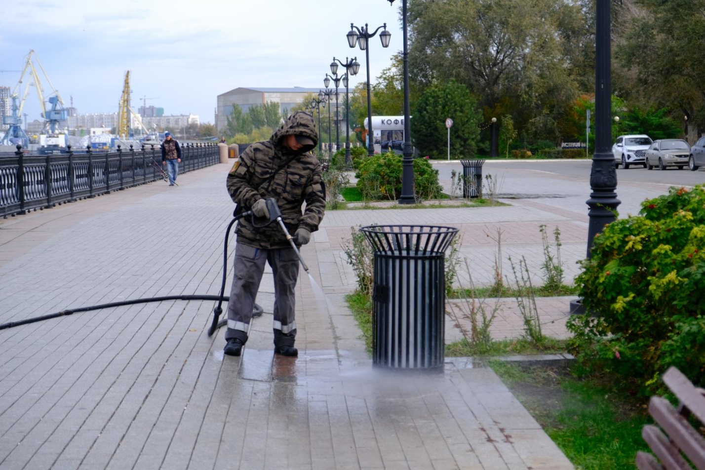 Влажная уборка продолжается в Астрахани