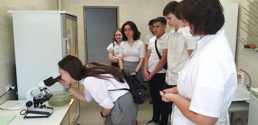 Познавательную экскурсию по экологической лаборатории ПривЖД провели для астраханских школьников