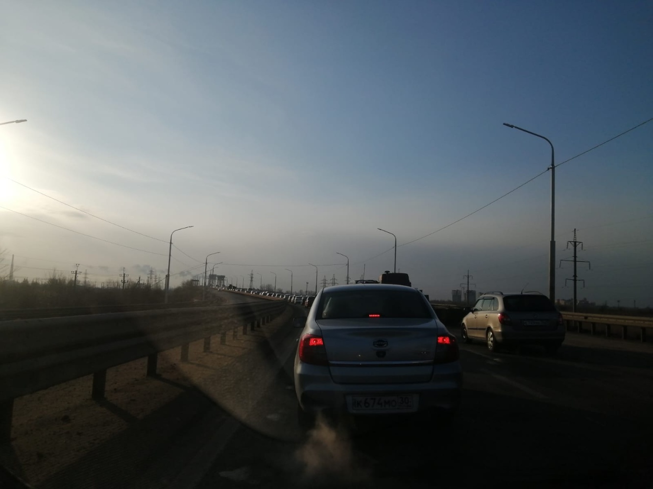 В Астрахани транзитная магистраль стоит в бордовой пробке