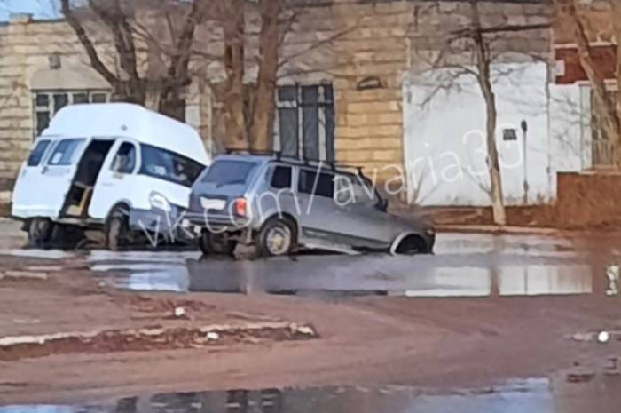 На Казачем в Астрахани грандиозный потоп: провалились машины, плывет здание