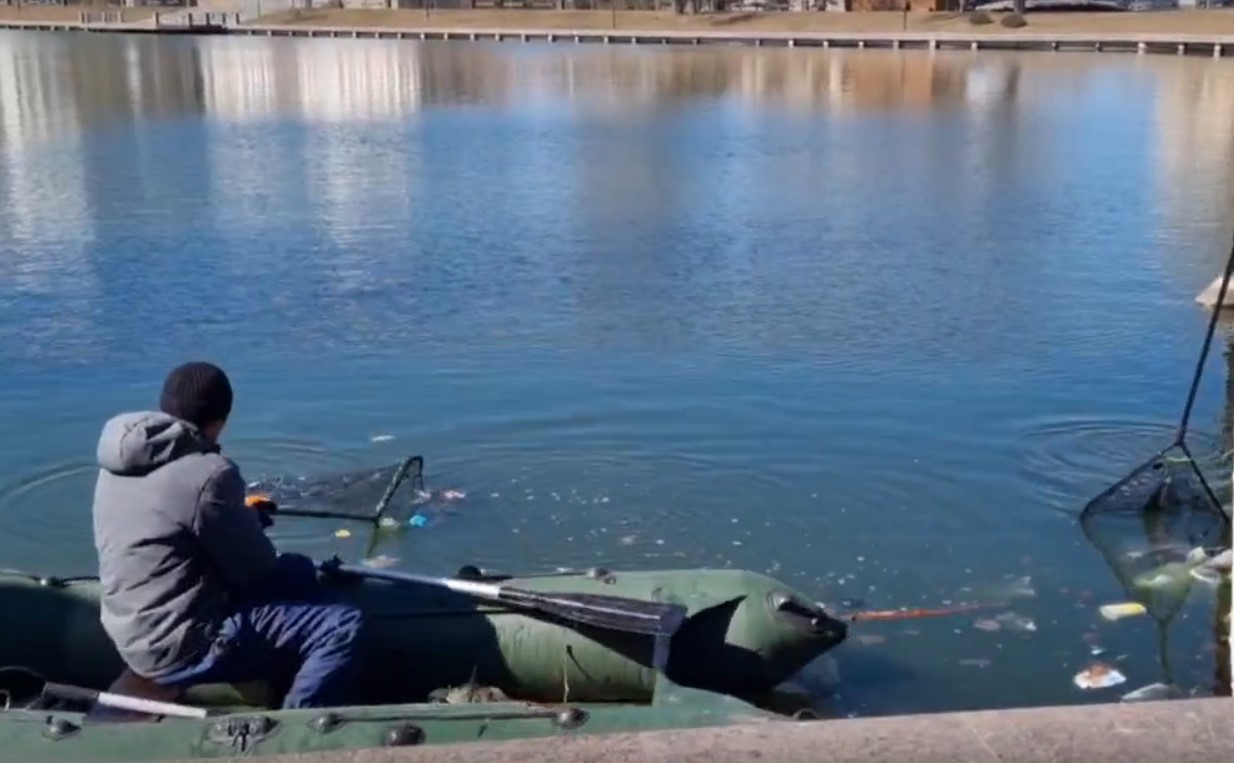 С Лебединого озера в Астрахани собрали «урожай» мусора