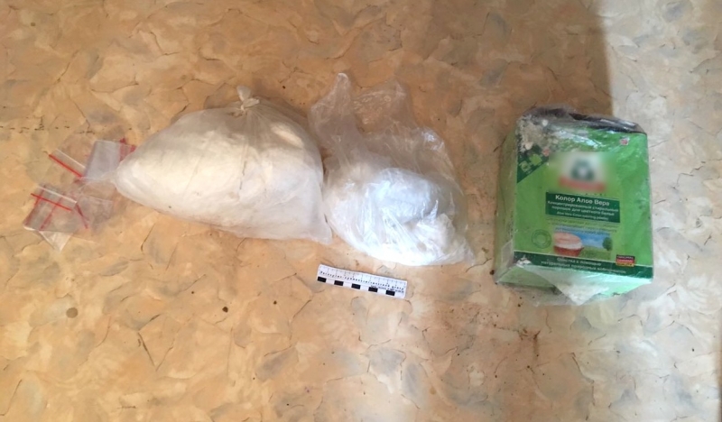 В коробке с детскими вещами в Астрахань приехали 2 кг наркотиков