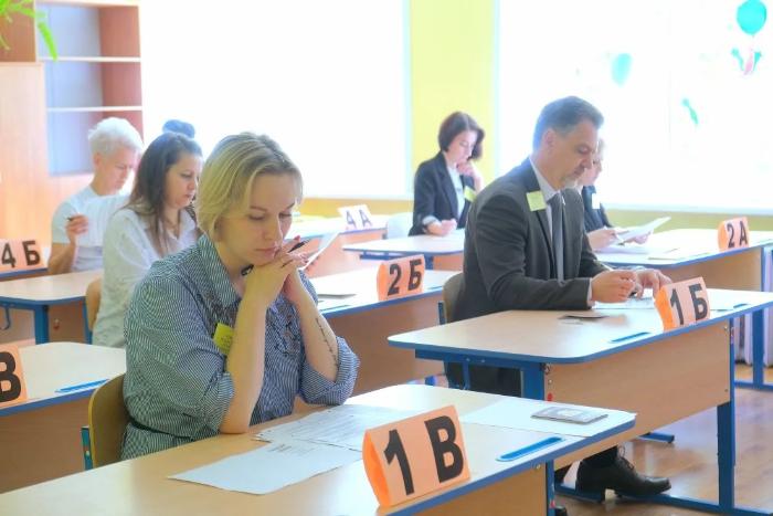 В Астрахани родителям старшеклассников устроили демоверсию ЕГЭ 