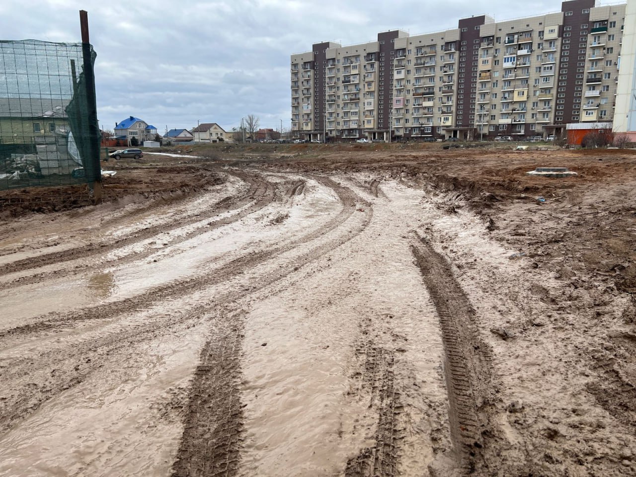 В Астрахани детям приходится «плыть» в новую школу по грязи и бездорожью