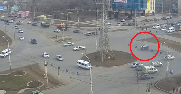 В Астрахани опрокинулась малолитражка, проехав несколько метров боком. Видео