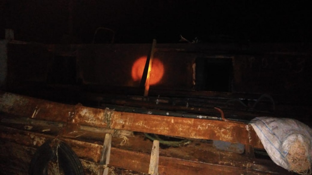 На баркасе "Рыбница" в дельте Волги сгорел 37-летний мужчина