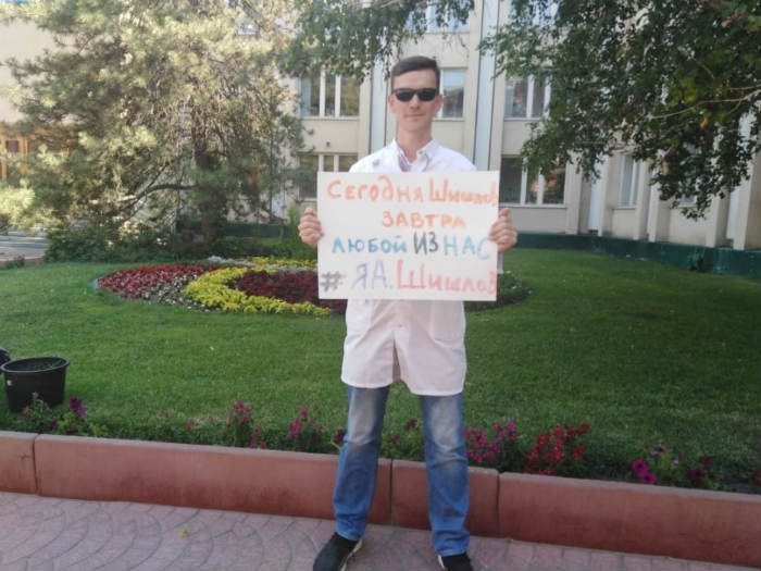 Он бы никогда не выпустил неадеквата. Астраханцы собирают масштабный митинг в поддержку врача, которого обвиняют в убийстве ребенка