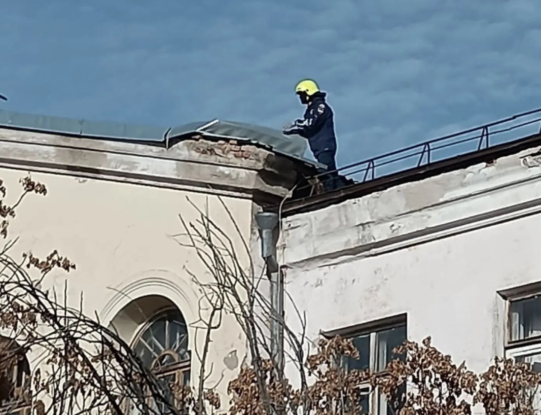 Городские спасатели Астрахани устранили опасные последствия сильного ветра