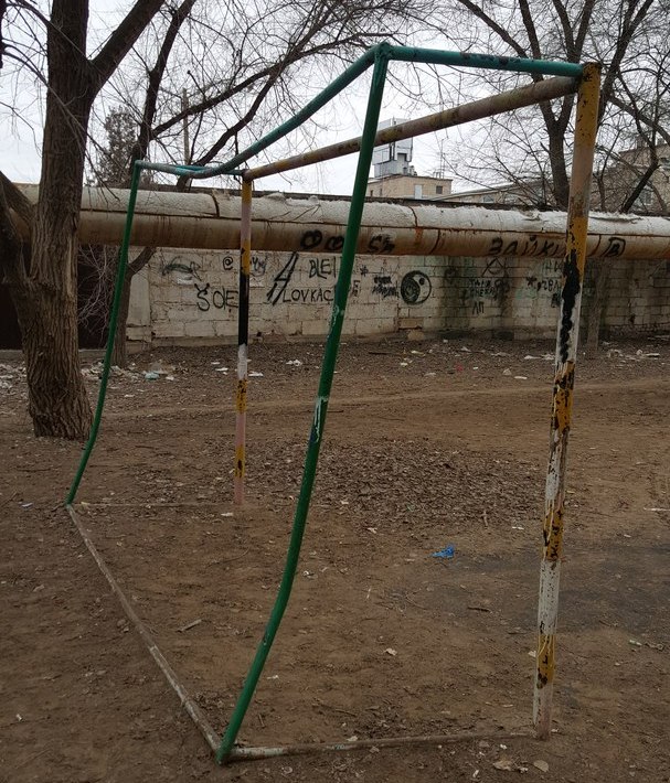 Астраханцы сообщают об опасных футбольных воротах на детской площадке