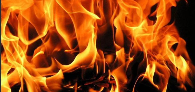 В Астрахани сгорели два жилых и один заброшенный дом