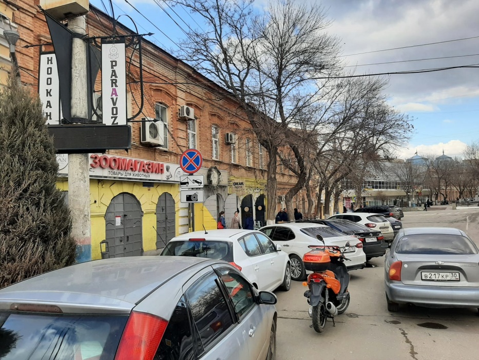 Кому было выгодно запретить парковку в центре Астрахани?
