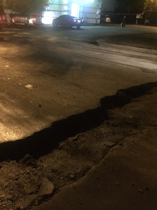 Астраханских автомобилистов предупреждают о яме, ведущей в Преисподнюю