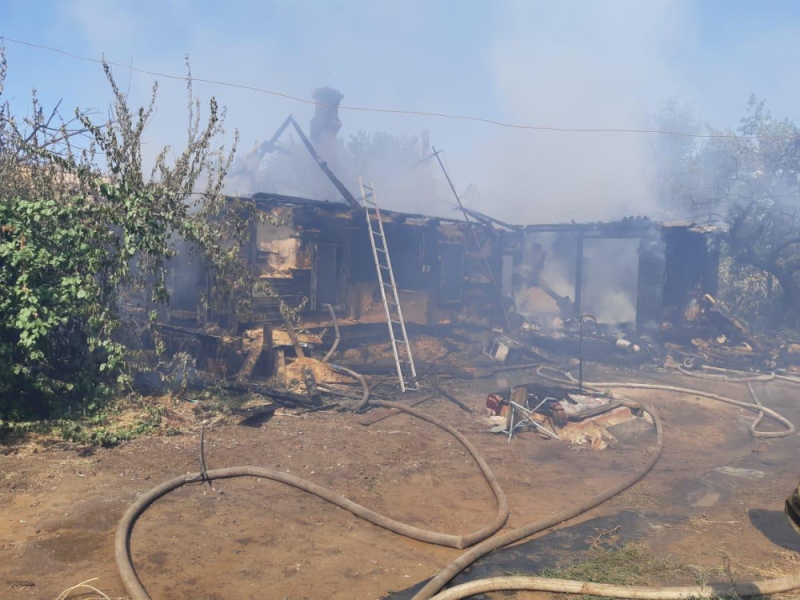 В Трусовском районе Астрахани вспыхнул дом с жильцами