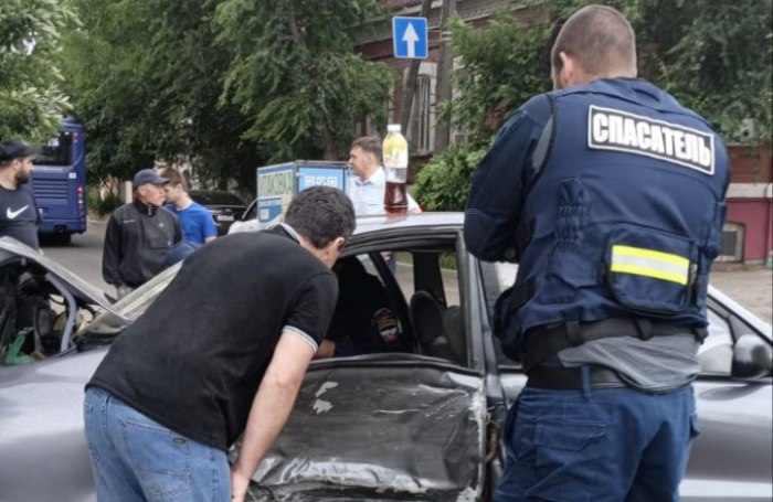 В Астрахани после ДТП спасатели вытащили застрявшего в машине ребенка