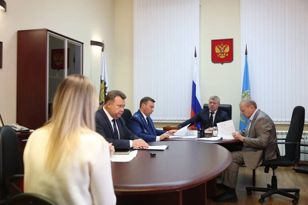 Губернатор во время личного приема пообещал астраханцам восстановить школу и детсад