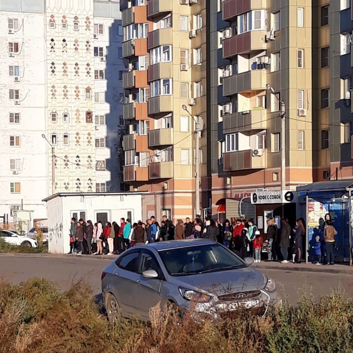 Фото дня: в Астрахани сфотографировали нереальную очередь на маршрутку