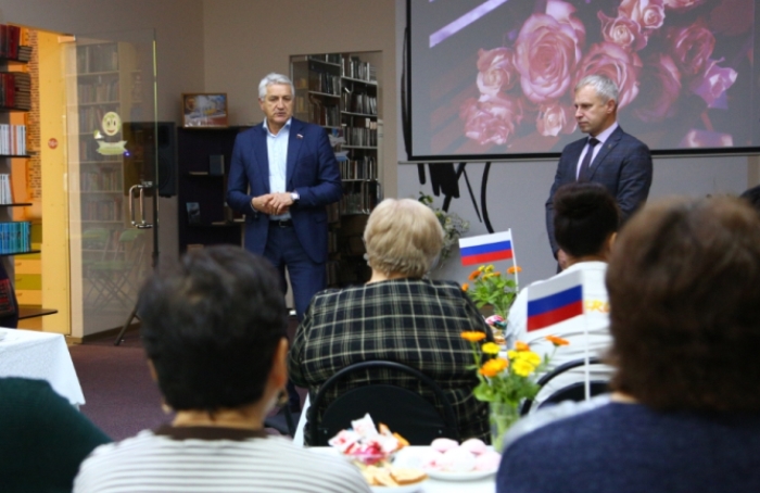 Депутат Госдумы Леонид Огуль поздравил астраханских матерей с Днем матери