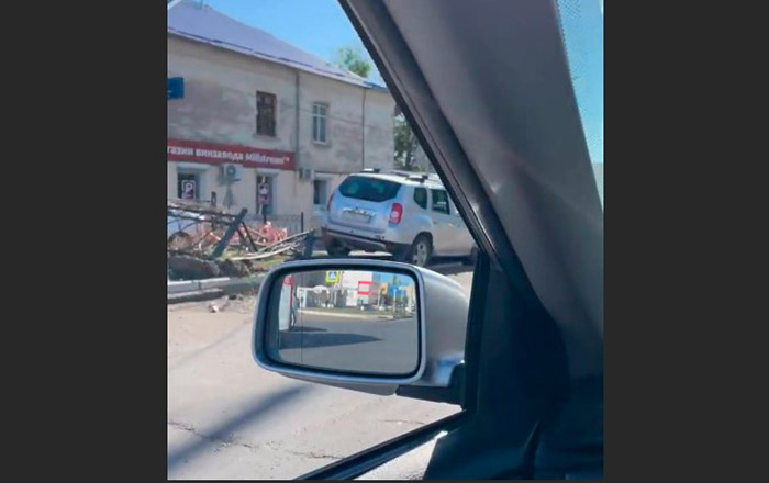 В Астрахани на известном перекрестке Дастер смял ограждение