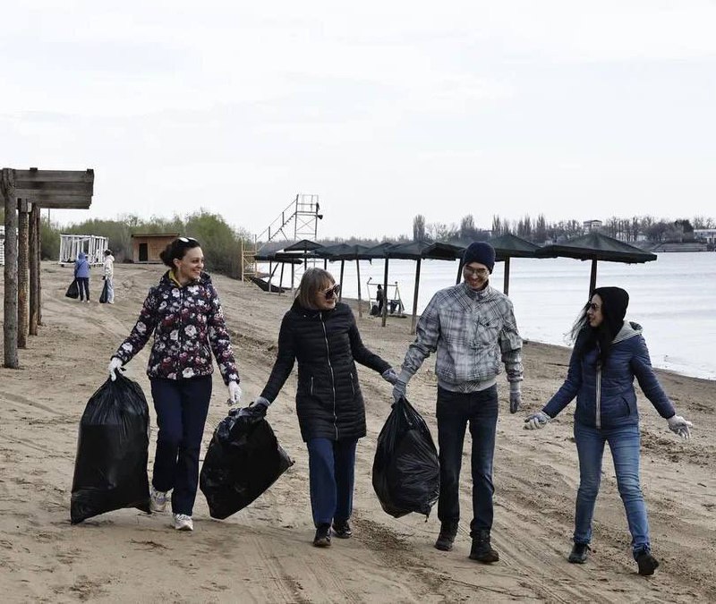 В Астрахани за день убрали 144 тонны мусора