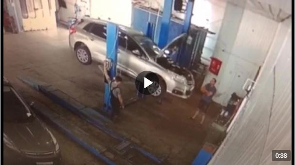 В Астрахани в автосервисе машина упала с подъемника на рабочего