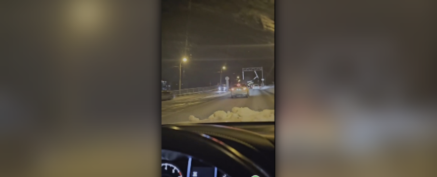 Ограничительная рамка на астраханском мосту вновь поломана