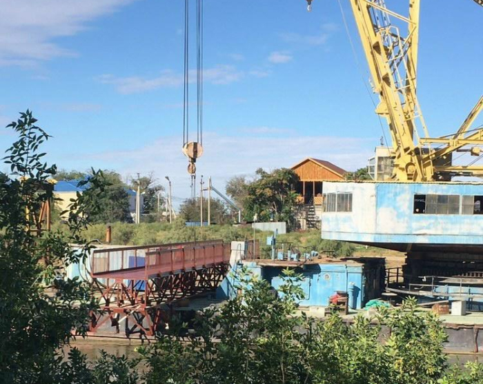 В Астрахани на "десятке" монтируют пролёты моста