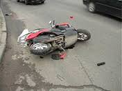 В Астрахани опрокинулся скутер