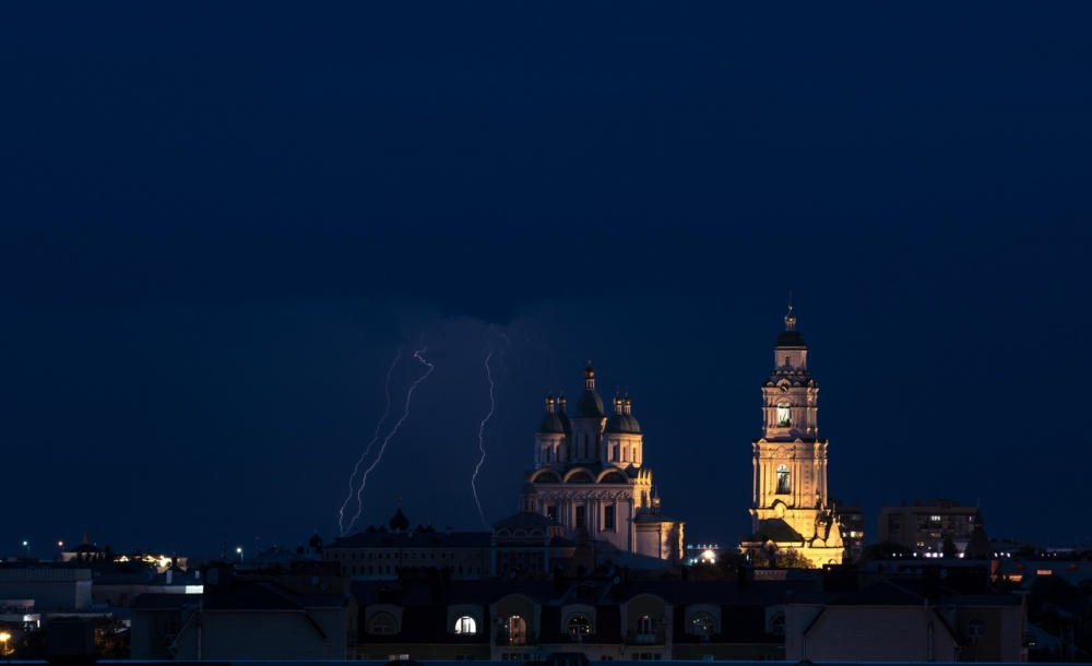 Красиво и пугающе. Астраханцы стали свидетелями редчайшего небесного явления. И не одного