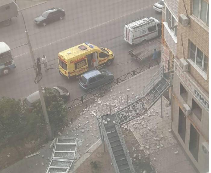 Прокуратура начала проверку после обрушения балкона на молодого астраханца