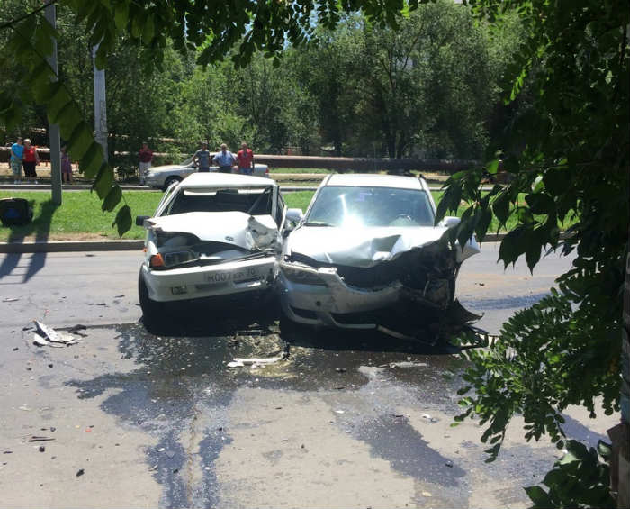 В Астрахани на Николая Островского пьяный водитель перелетел через газон на встречку и врезался в ВАЗ