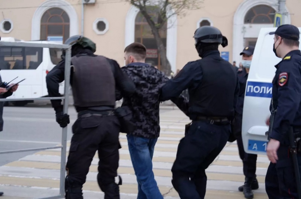 На несанкционированной акции в поддержку Навального в Астрахани задержали 11 человек