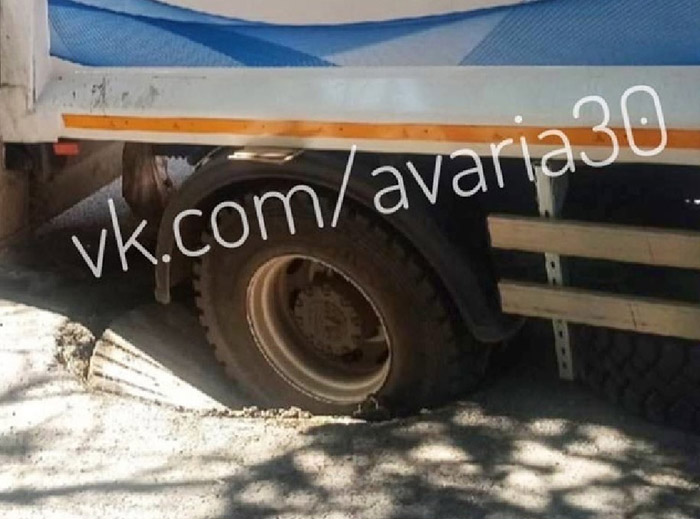 Администрация Астрахани прокомментировала инцидент с провалившимся мусоровозом