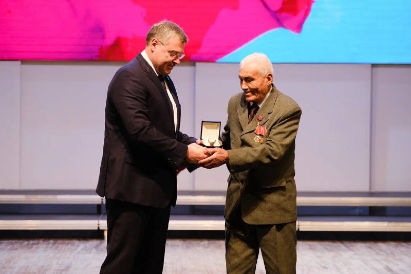Игорь Бабушкин наградил астраханцев, работавших над присвоением звания «Город трудовой доблести»  