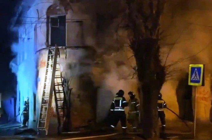 Ночью в центральной части  Астрахани тушили двухэтажный жилой дом