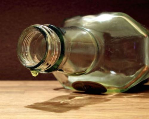 Астраханец чуть не убил жену за вылитую в раковину водку