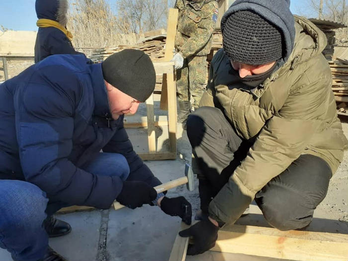 Астраханцы устроили субботник и колотили будки для бездомных собак