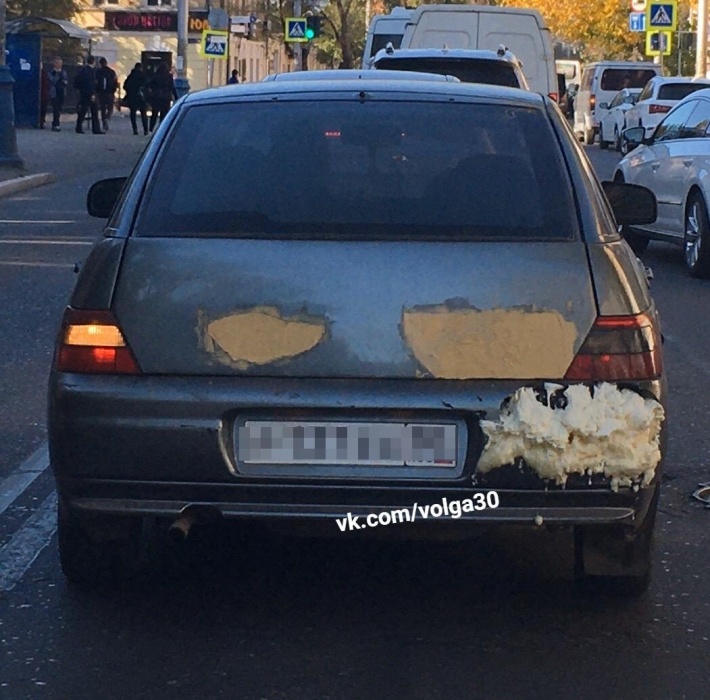 Насяльника: астраханский водитель повеселил народ ремонтом машины