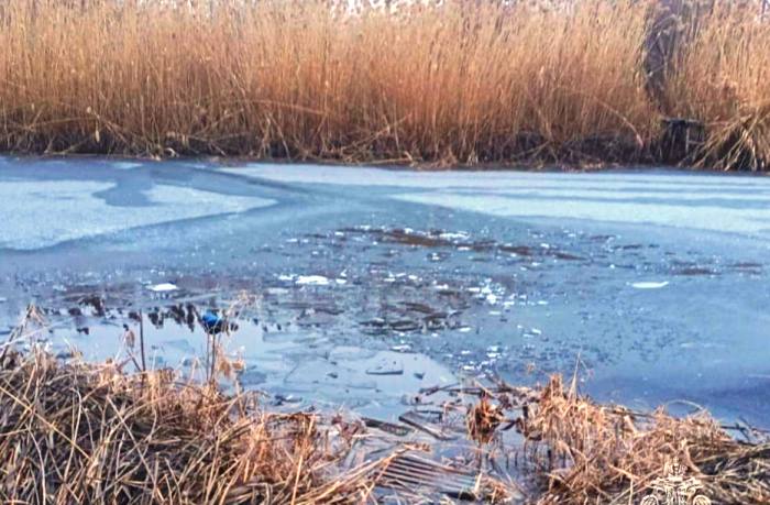 В астраханском райцентре супруги спасли провалившихся под лед двоих детей