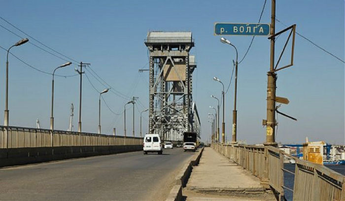 Сегодня Старый мост в Астрахани опять разведут 