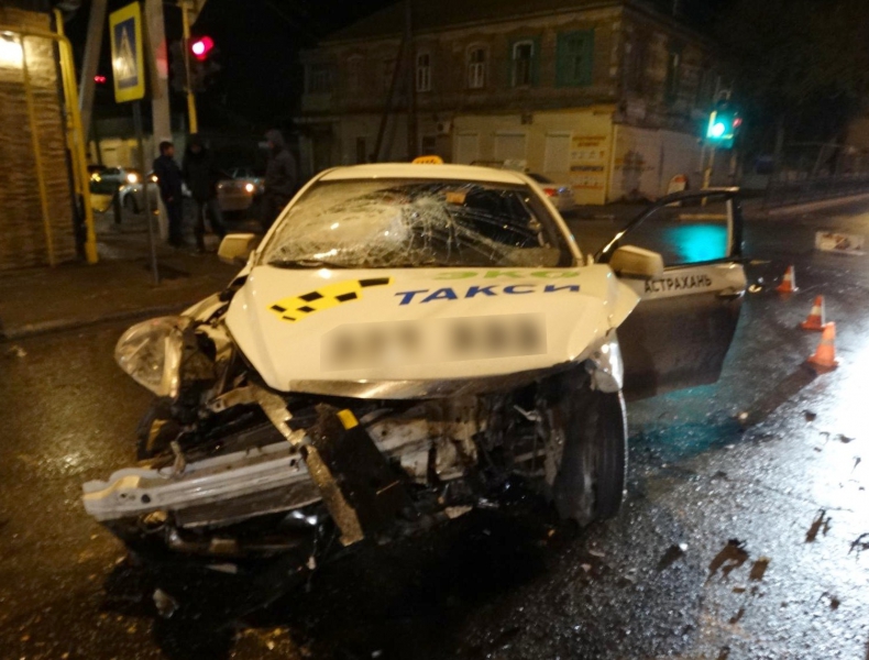 В Астрахани в тройном ДТП с участием такси пострадали четыре человека
