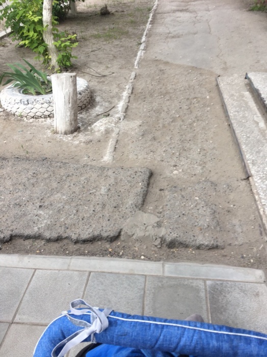 Ирония благоустройства: возле нового детского реабилитационного центра сложно пройти с коляской 