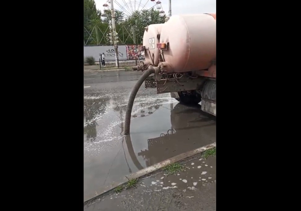 Коммунальщики устраняют последствия ночного дождя в Астрахани