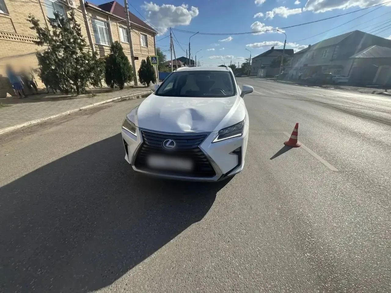 Лексус сбил ребенка на зебре в Астрахани