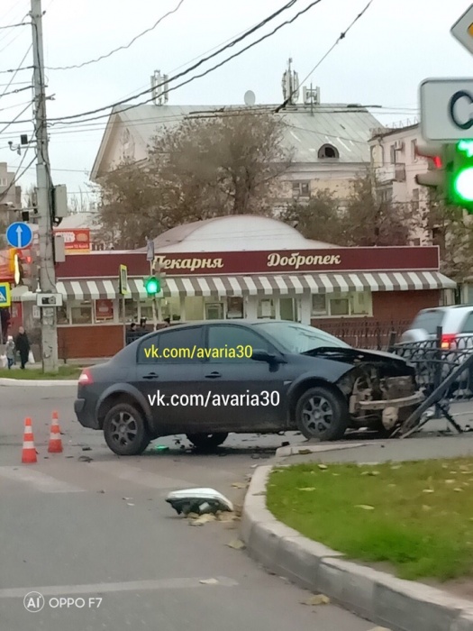 Невезучие ограждения: в Астрахани дорогу не поделили две легковушки