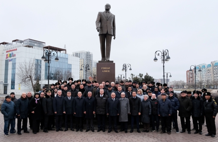 В Астрахани отмечают День памяти Гейдара Алиева