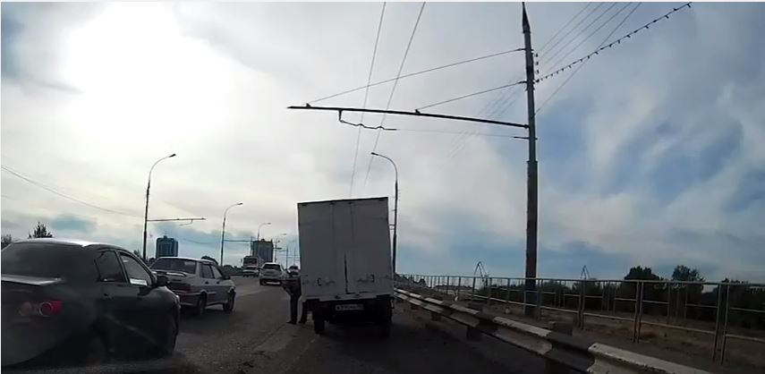 В Астрахани у фургона оторвалось колесо, отлетев в легковушку. Видео